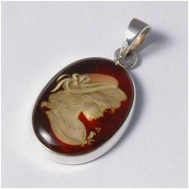 Amber pendant "Cameo"