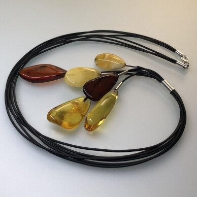 Five string amber pendant 5