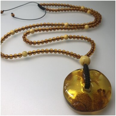 Amber necklace with round pendant